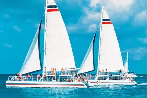 Cozumel Catamaran Fun: Snorkling, åpen bar og vannpark