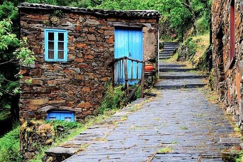 Tour por pueblos de esquistos y castillos medievales