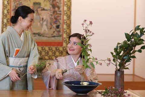 Gruppcharter japanska traditionella blomsterarrangemang i Tokyo