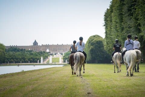 Tour Privado em Versalhes: Passeios a Cavalo, Gastronomia e Palácio