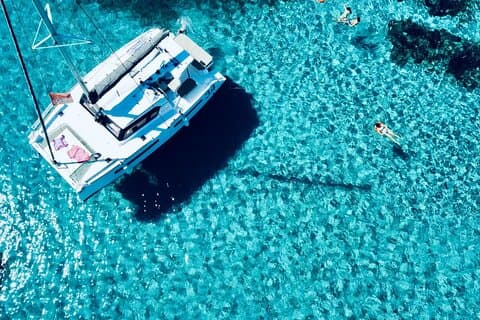 Tour in catamarano di mezza giornata a La Pelosa con aperitivo
