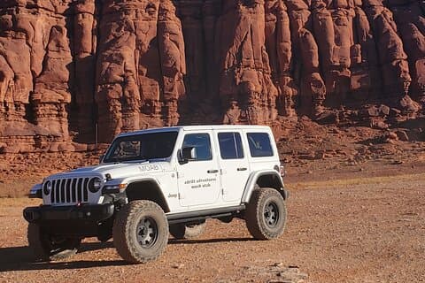 Day Tour of Needles Canyonlands 4X4 Jeep Tour (3 Person Minimum)