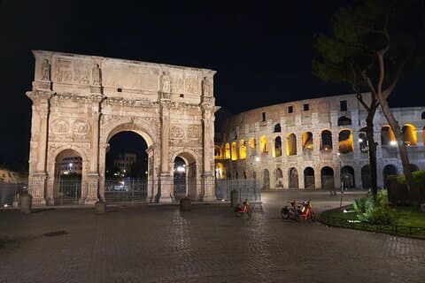 Colosseum og Ancient Rome ved nat guidet vandretur af Maria