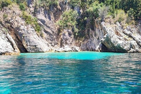Crociera a vela privata di 5 ore alle grotte del nord-est di Corfù