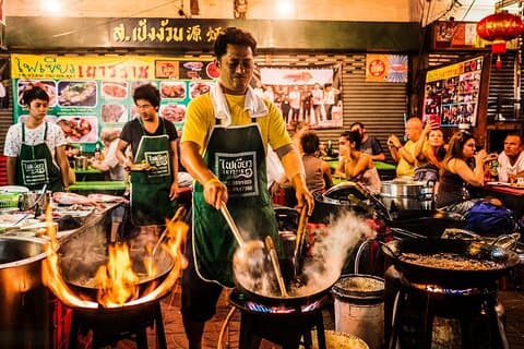 Tour notturno di Bangkok: barca Chao Phraya, Tuk-Tuk e cibo di Chinatown