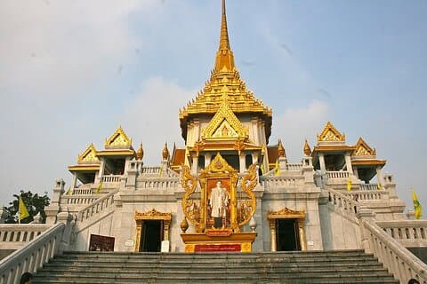 Gyllene Buddhans tempel Bangkoktur med Tuk Tuk