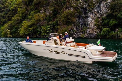 La dolce vita tour (2 H) aperitivo de barco de luxo em Nesso