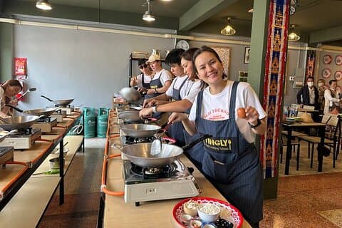 Cours de cuisine traditionnelle thaïlandaise avec visite du marché à Bangkok