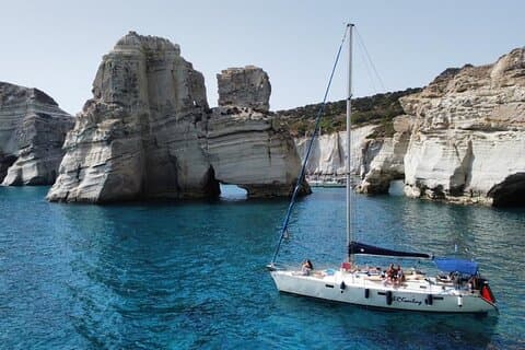 Crociera in barca a vela di un'intera giornata sul lato ovest dell'isola di Milos