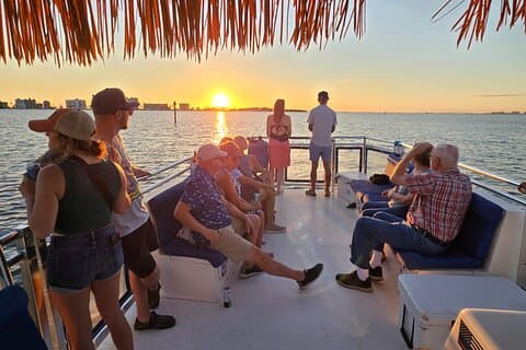 Sonnenuntergangs Delfinkreuzfahrt mit Blick auf den Leuchtturm von Sanibel