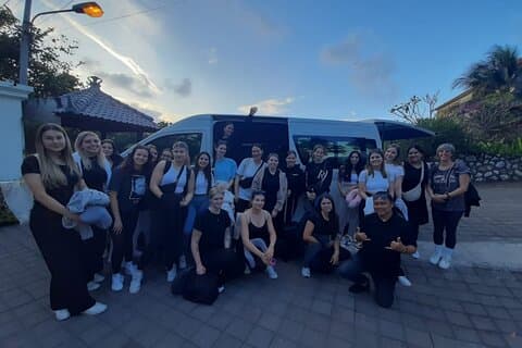 Aeropuerto de Bali desde/hacia el hotel para grupos pequeños hasta 14 personas en minibús
