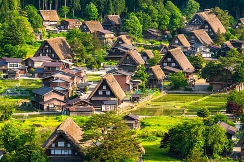 Ônibus de um caminho de Kanazawa para Takayama com paragem em Shirakawago