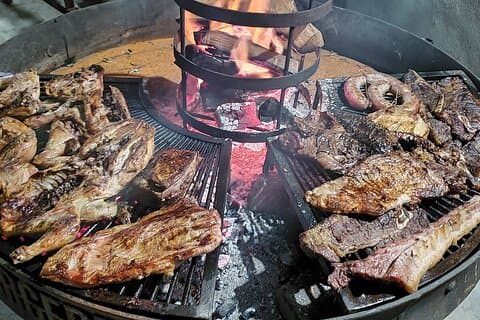 Weingut El Enemigo, argentinisches Barbecue mit Wein und privatem Transport