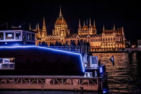 Budapest Donau 1-stündige Bootsfahrt bei Sonnenuntergang oder Nacht mit Audioguide