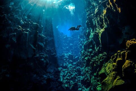 Divida a divisão: Silfra Fissure Scuba Tour | Encontro em Thingvellir