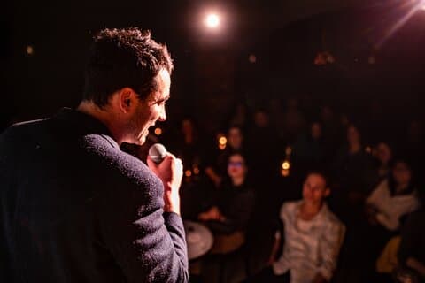 Prague New Year's Eve Comedy Show com bar aberto e fogos de artifício