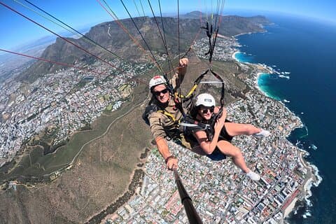 Tandem skärmflygning i Kapstaden med utsikt över Taffelberget