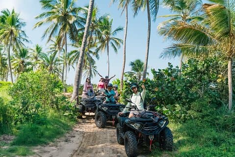 少人数限定4x4 ATVプンタカナ：ジャングル＆ワイルドビーチ！