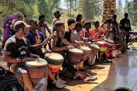 Afrikanska trummor och instrumentallektioner och lokala sånger