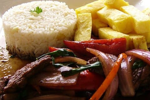Tour gastronômico perto do novo aeroporto de Lima, mercado local e sabores.