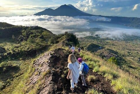 Randonnée au lever du soleil tout compris du mont Batur avec source thermale