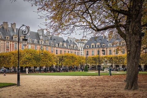 Tour a pie por Le Marais Paris: Historias más allá de la guía