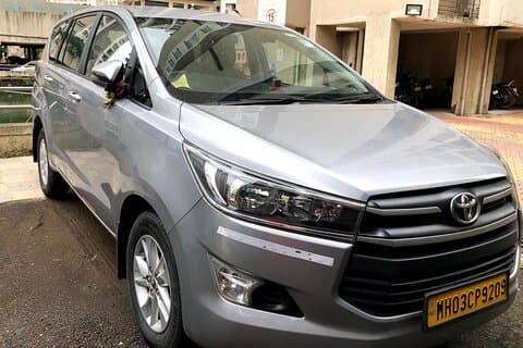 Mumbai flyplass Drop via Toyota Crysta SUV