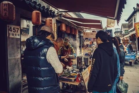 Private Foodie-Tour für 6-stündigen Zwischenstopp in Shanghai Water Town