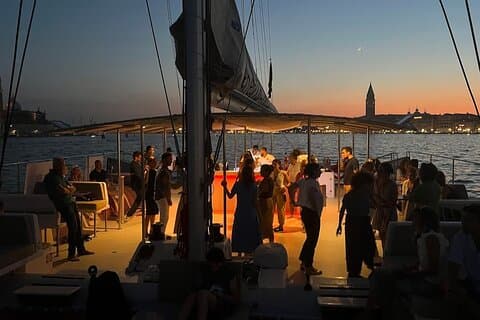 Crociera in catamarano di Venezia di notte