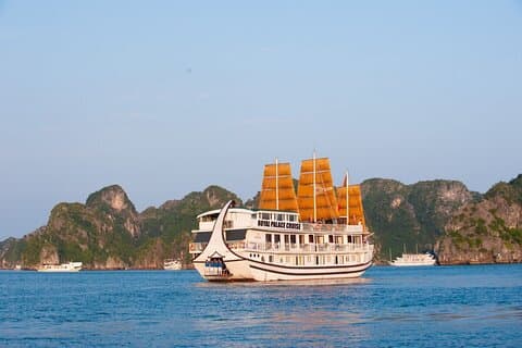 Från Hanoi: 2D1N Halong Kungliga slottet kryssning med grottupptäckt