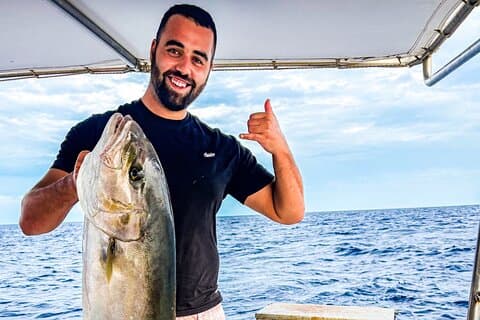 Kapitän Manolis Angeln mit Grill auf dem Boot
