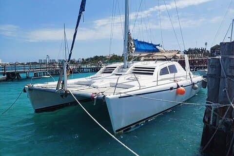 Private Catamaran with Open Bar to Isla Mujeres