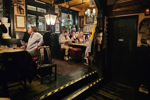London Historical Pub Tour with Pilgrims and Pirates