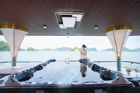 Premiumkryssning Hanoi till Halong Bay med lunchbuffé och jacuzzi