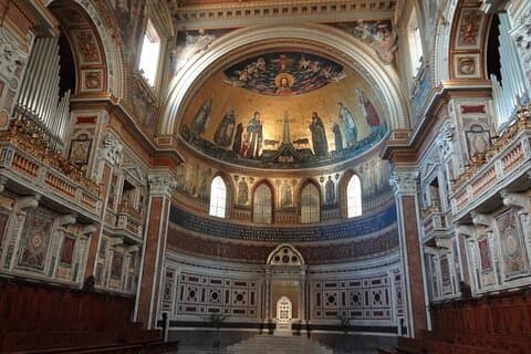 Tour a piedi dei luoghi sacri di Roma: La Basilica di Santa Croce in Gerusalemme, San Giovanni in Laterano e la Scala Santa