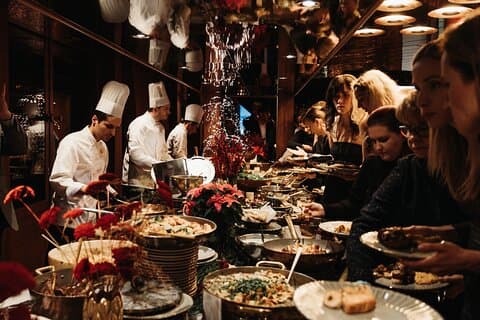 Budapest : Premium-Abendessen Kreuzfahrt-Live-Musik und unbegrenzte Getränke
