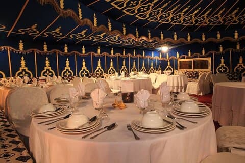 Eintrittskarte für die Folkloreshow „Chez Ali Fantasia“ mit marokkanischem Abendessen