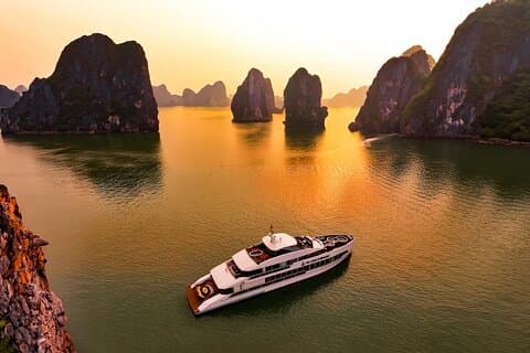 Hanoi naar Ha Long Bay Premium Cruise met lunchbuffet en jacuzzi