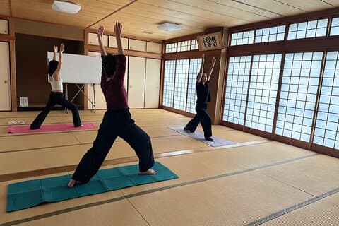 Kyoto: Private Morning Temple Yoga - En rolig start på dagen
