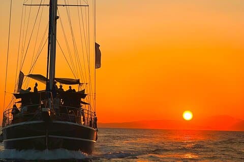 Athen Sunset Dinner Cruise – Schwimmstopp, Abendessen und Open Bar
