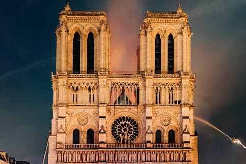 Mysterierna med återuppbyggnaden av Notre Dame de Paris
