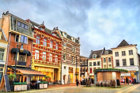 Transfer privato: Da Amsterdam per Arnhem, 2h Stop a Apenheul Park