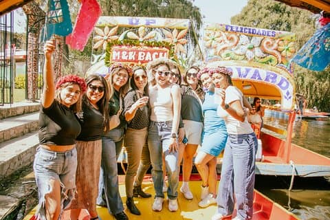 DUKKENS Ø i Xochimilco på en privat båd