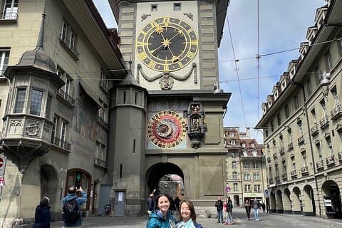 スイスの首都とチーズを楽しむベルンとエメンタールツアー