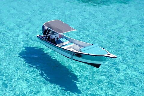 Johnny Kay och Aquarium Private Boat through the Sea of ​​​​7 Colors