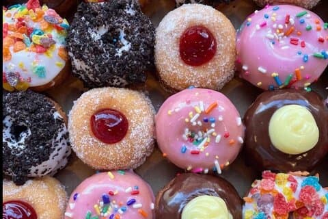 Portland Walking Food Tour – Warm Donuts, History & Hidden Gems