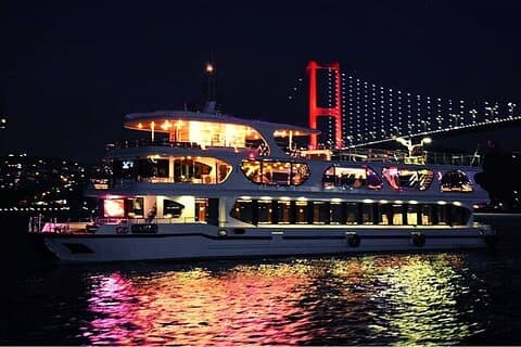 Dîner croisière au Bosphore avec spectacle turc