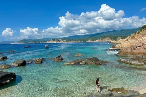 Descubre Vinh Hy Bay: Aventuras de snorkel y cascada oculta