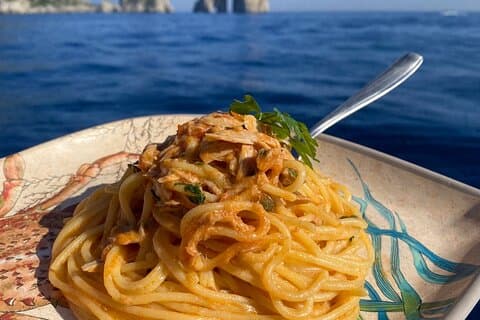 Privat matlagning skola ombord med lunch och simning i Capri