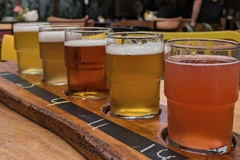 ティラナ : 地元の噛み砕いたガイド付きクラフトビールテイスティング
